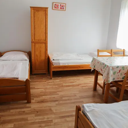 U Slonia ホームステイ ステグナ